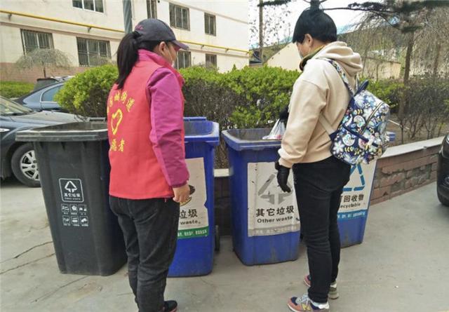 蘭州西固：志愿者變身“桶邊督導員”，指導居民正確垃圾分類