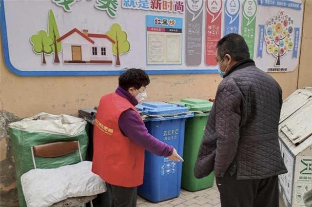 蘭州西固：志愿者變身“桶邊督導員”，指導居民正確垃圾分類